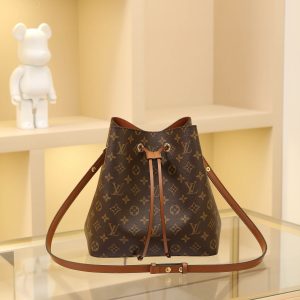 Monogram coated canvas Smooth calf leather trim Microfiber lining Central zippered patch pocket Removable, adjustable shoulder strap! Dimensions: 26x26x17.5cm